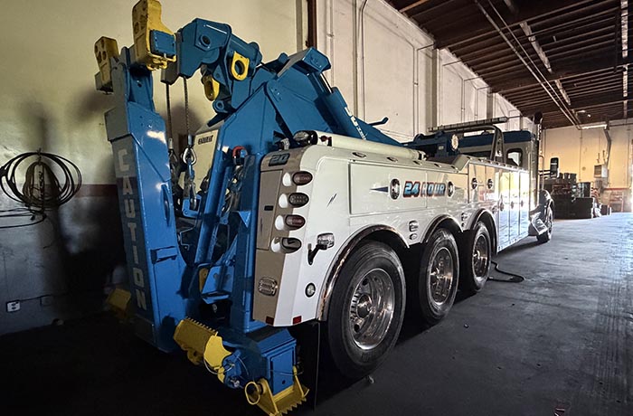 Heavy duty towing truck for trucks, buses and large machines
